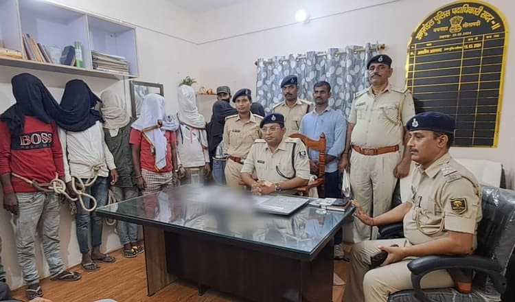 बथनाहा में आर्म्स के साथ सात शातिर बदमाश गिरफ्तार