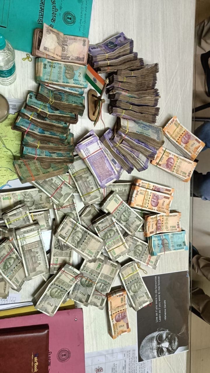 कार से 15 लाख 99 हजार 800 रुपये किया जब्त, जांच में जुटी एफएसटी की टीम