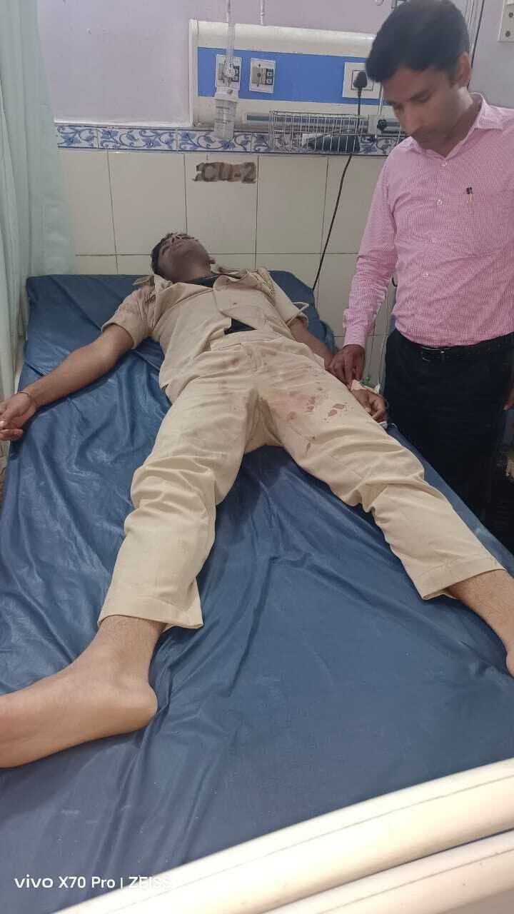 उत्पाद पुलिस टीम पर हमला, होमगार्ड जवान घायल