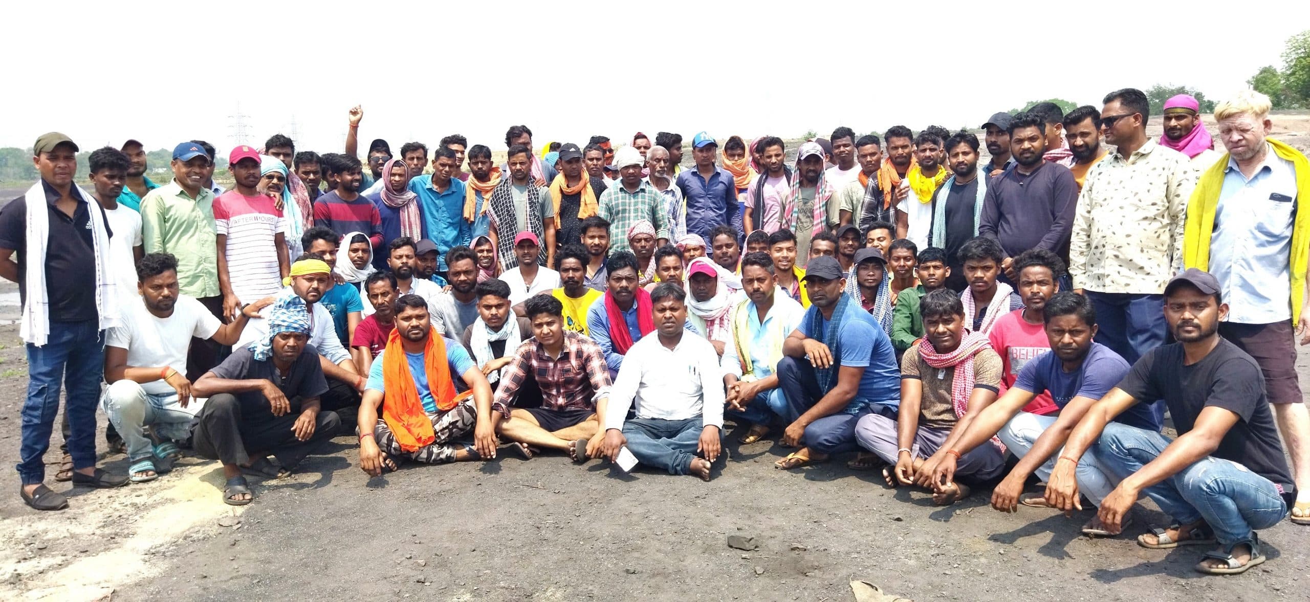 सोलर प्लांट निर्माण कार्य में रोजगार की मांग को लेकर प्रदर्शन