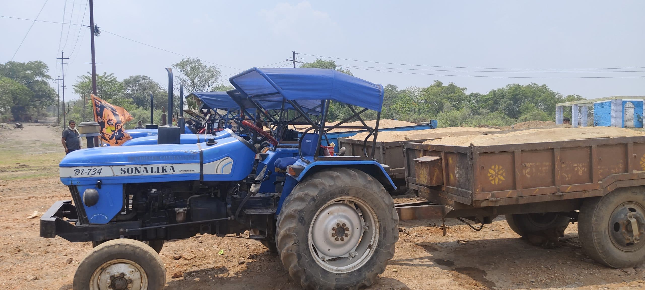 कोयला लदी बाइक पकड़ने के विरोध में बालू लदे ट्रैक्टरों को पकड़ा, तनाव