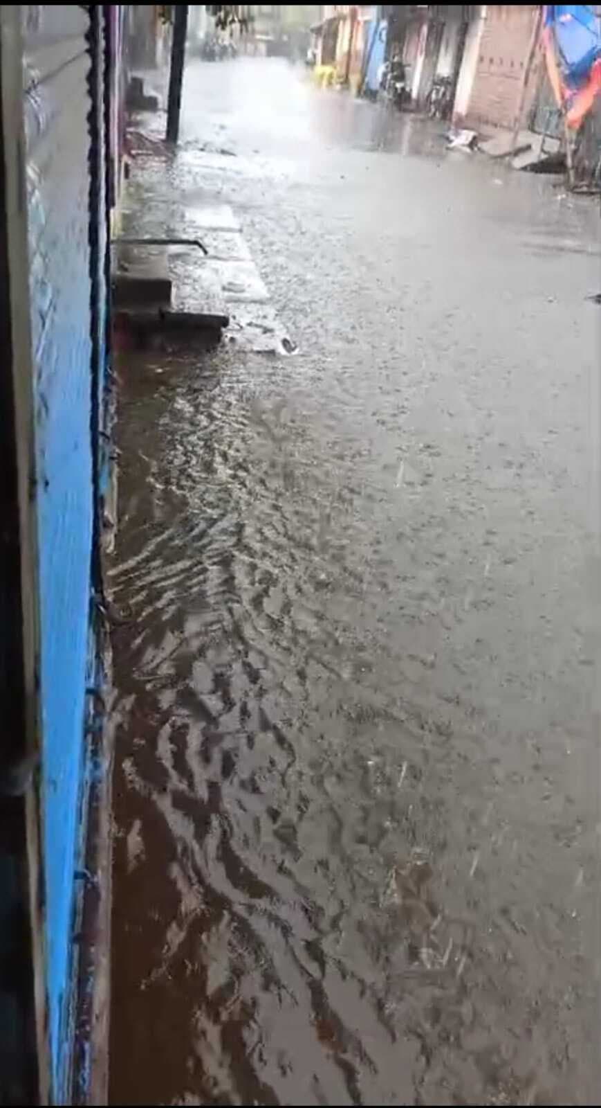 मौसम में बदलाव होने से लोगों को गर्मी से राहत, जगह-जगह जलजमाव से लोग रहे परेशान