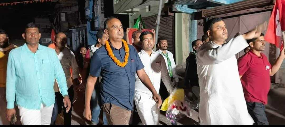 महागठबंधन प्रत्याशी ने किया रोड शो, मांगा समर्थन