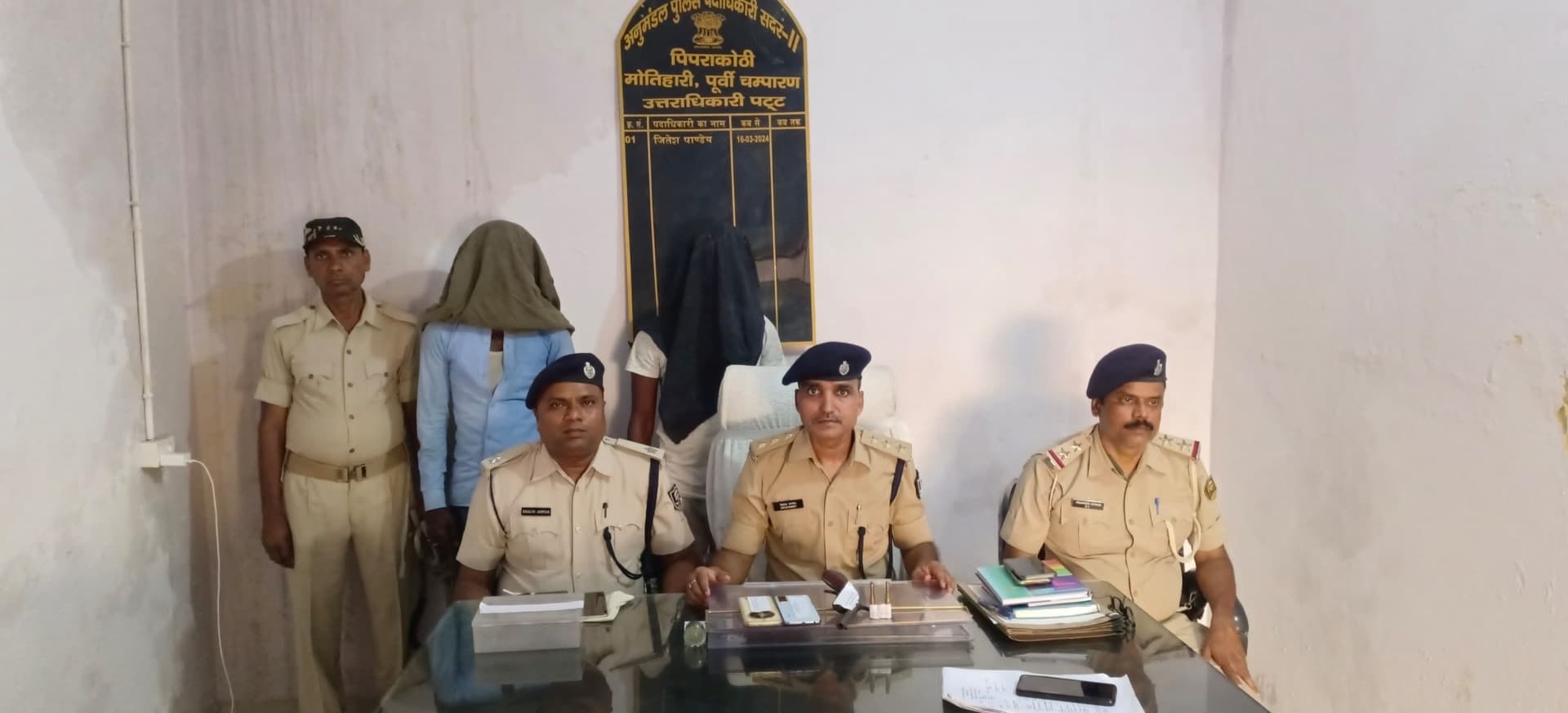हथियार के साथ दो अपराधी गिरफ्तार, लूट की योजना विफल