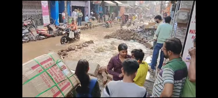 टिकारी रोड में फटा जलापूर्ति का मेन पाइप, रोड पर पानी जमा