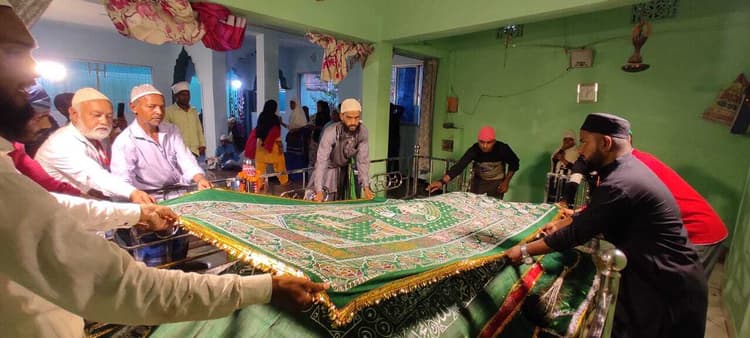 बाबा लतीफ शाह मस्तान के मजार पर की लोगों ने की चादरपोशी