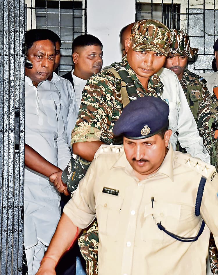 24 घंटे में क्लीन चिट देने वाले डीएसपी ही पीएमएलए कोर्ट से मंत्री आलमगीर को ले गये जेल