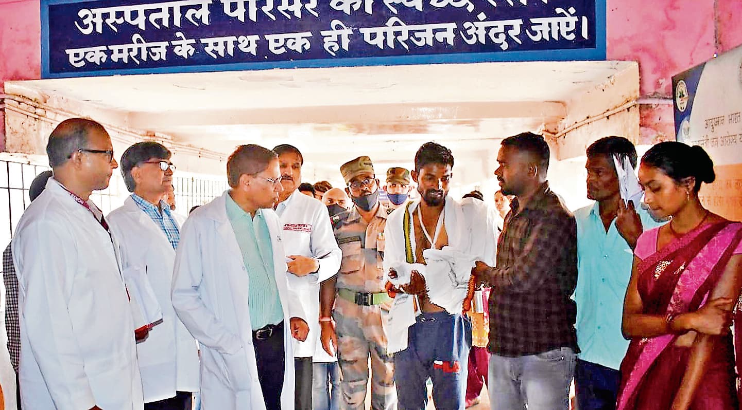 बिना चादर के बेड पर मरीजों का चल रहा था इलाज, मेट्रान को शो-कॉज