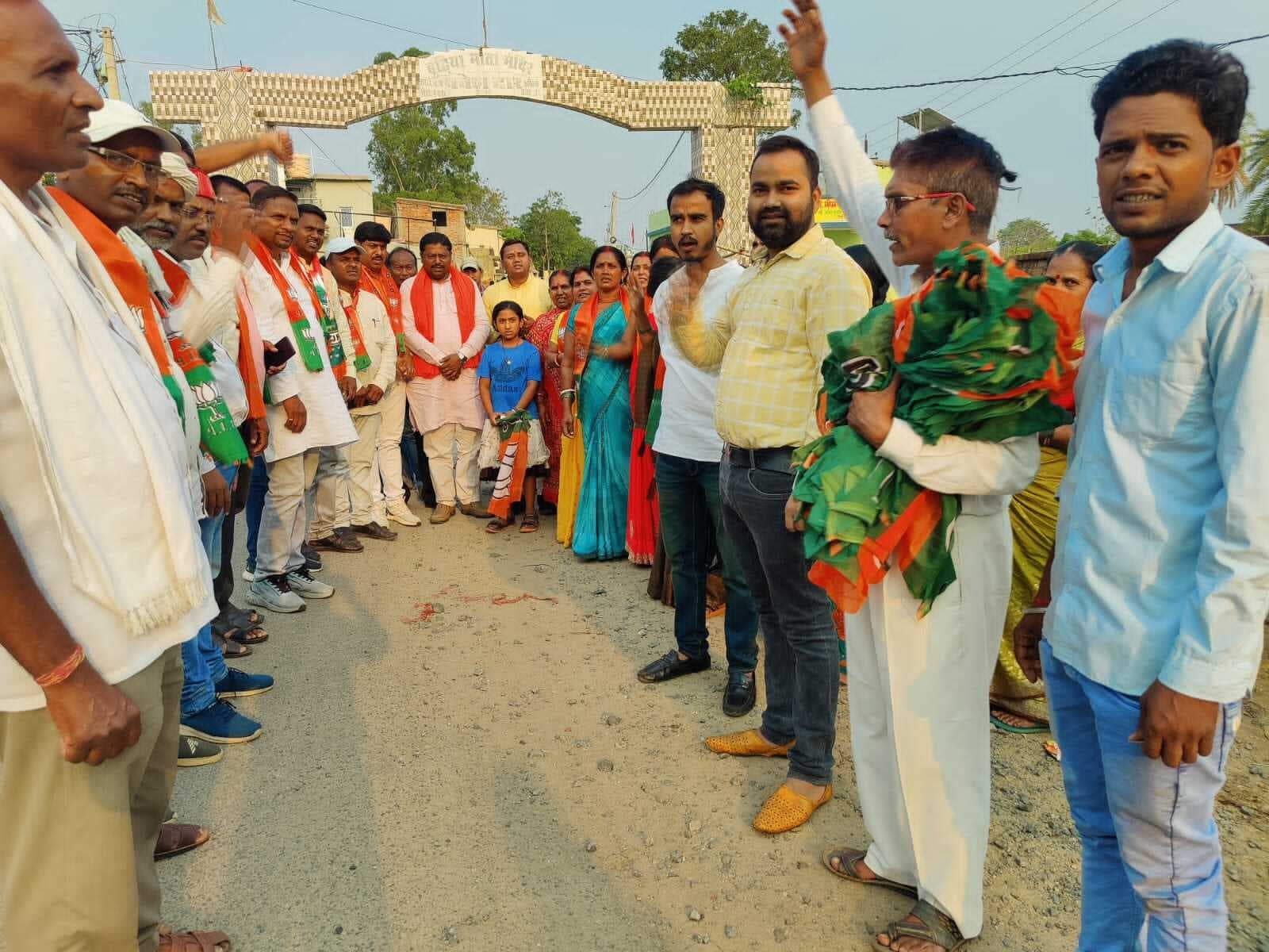 भाजपा प्रत्याशी के पक्ष में इचाक में नुक्कड़ सभा