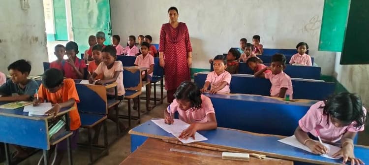 वोट प्रतिशत बढ़ाने को लेकर विद्यालयों में हुई लेखन प्रतियोगिता