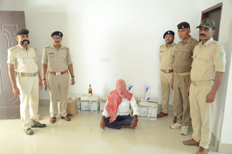 बिहार में खपाने की थी तैयारी,दो ऑटो में सात पेटी नकली शराब जब्त