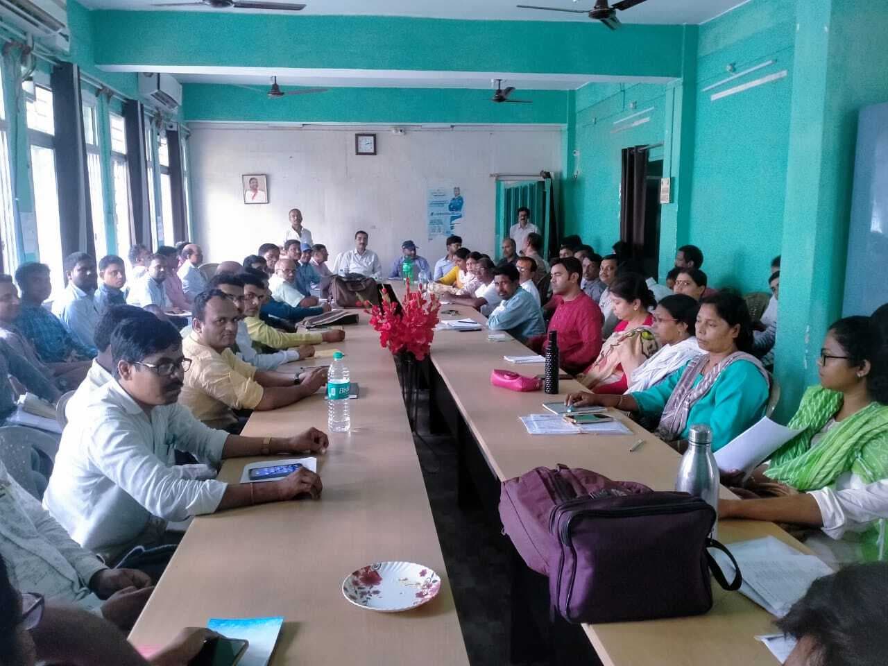 बुजुर्ग मतदाता के सहयोग के लिए बूथों पर तैनात रहेगें वोलेंटियर:डीइओ