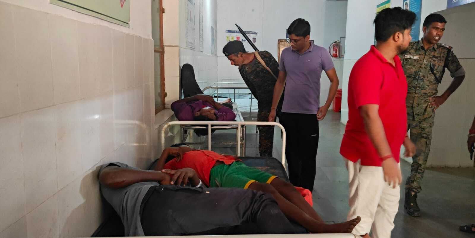 अमड़पाड़ा के पहाड़पुर के पास टेंपो व बाइक में आमने-सामने टक्कर, तीन हुए घायल