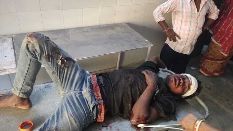 हादसा ::तलवारिया गांव के पास बाइक से गिर कर युवक घायल