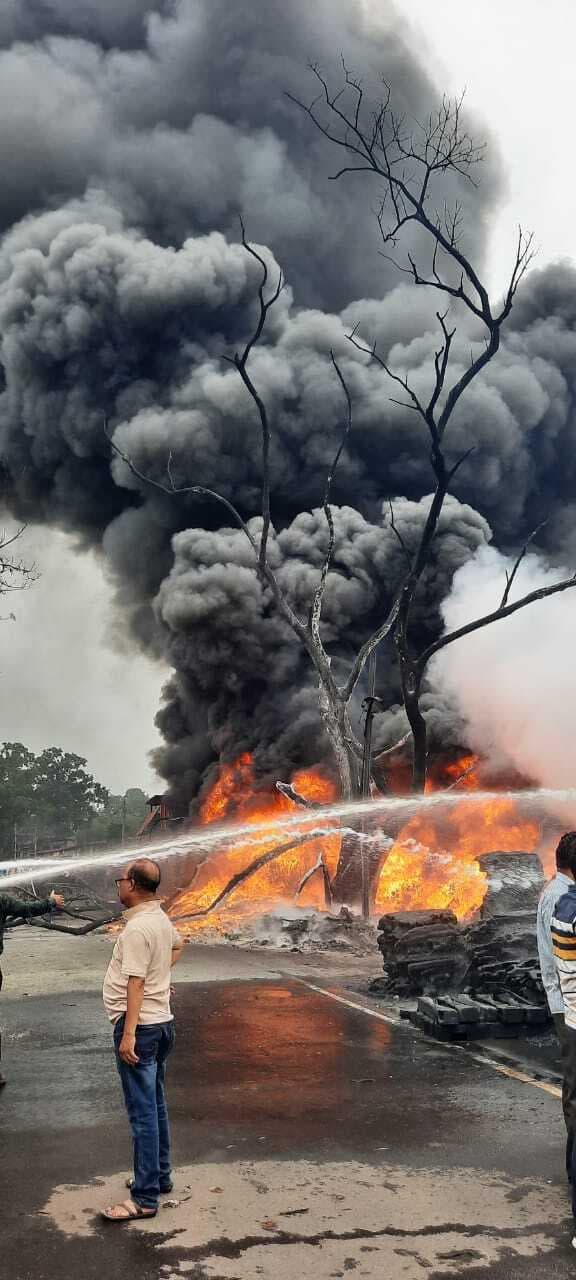 रबड़ गोदाम में लगी भीषण आग, दो करोड़ का नुकसान