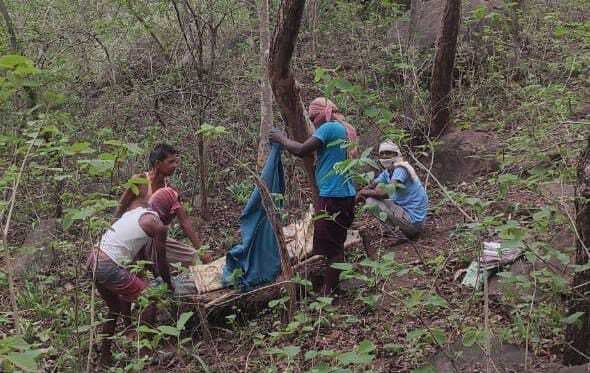 पेड़ से लटका हुआ मिला कई दिनों से गायब 25 वर्षीय महिला का गला-सड़ा शव