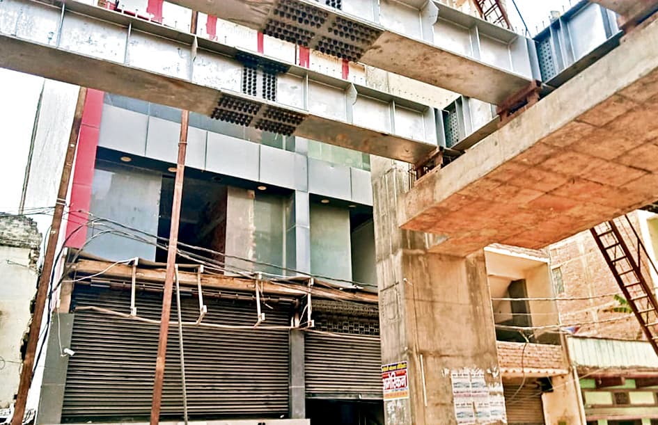 डबल डेकर निर्माण वाले इलाकों में कम हुईं व्यावसायिक गतिविधियां