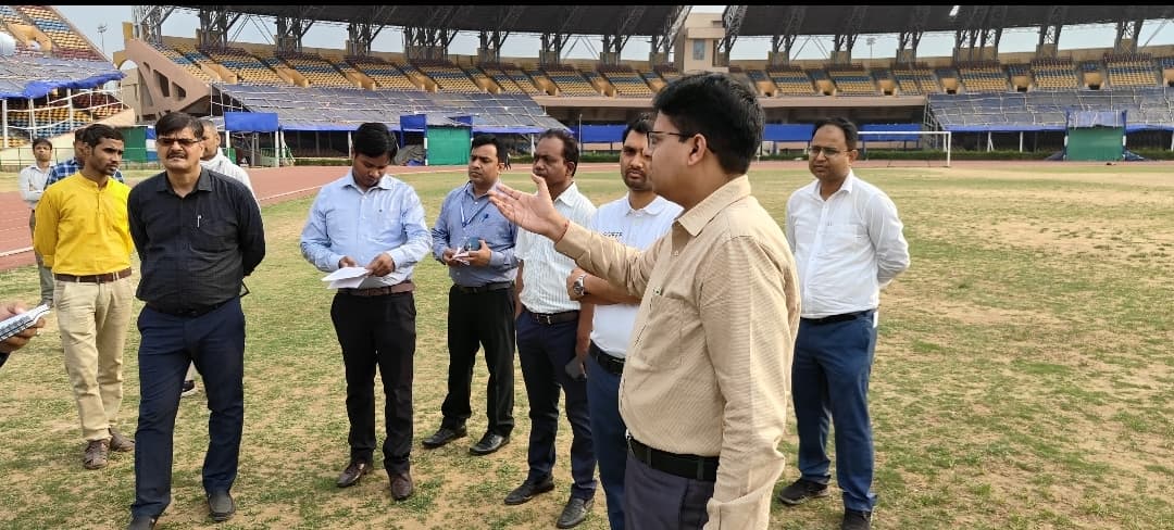 जिला निर्वाचन पदाधिकारी ने पोलिंग पार्टी की सामग्री का लिया जायजा