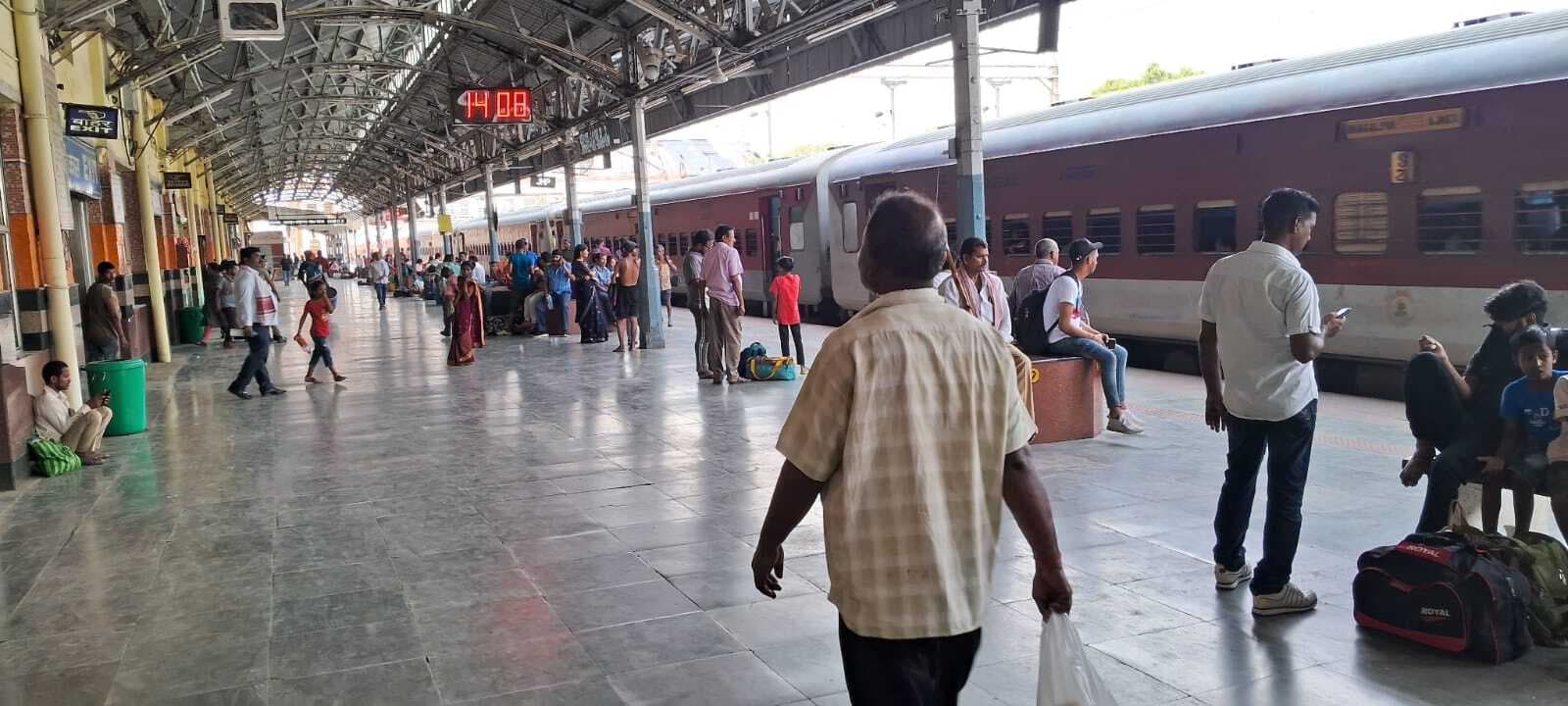 33 घंटे अनिश्चित विलंब से चलकर लाल कुआं-मालदा टाउन समर स्पेशल पहुंची जमालपुर