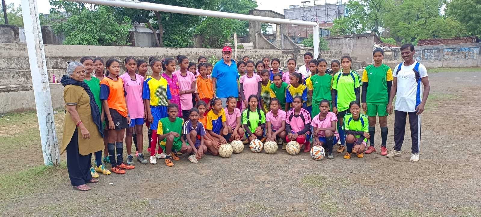 कैंप में महिला फुटबॉल खिलाड़ियों को मिला प्रशिक्षण