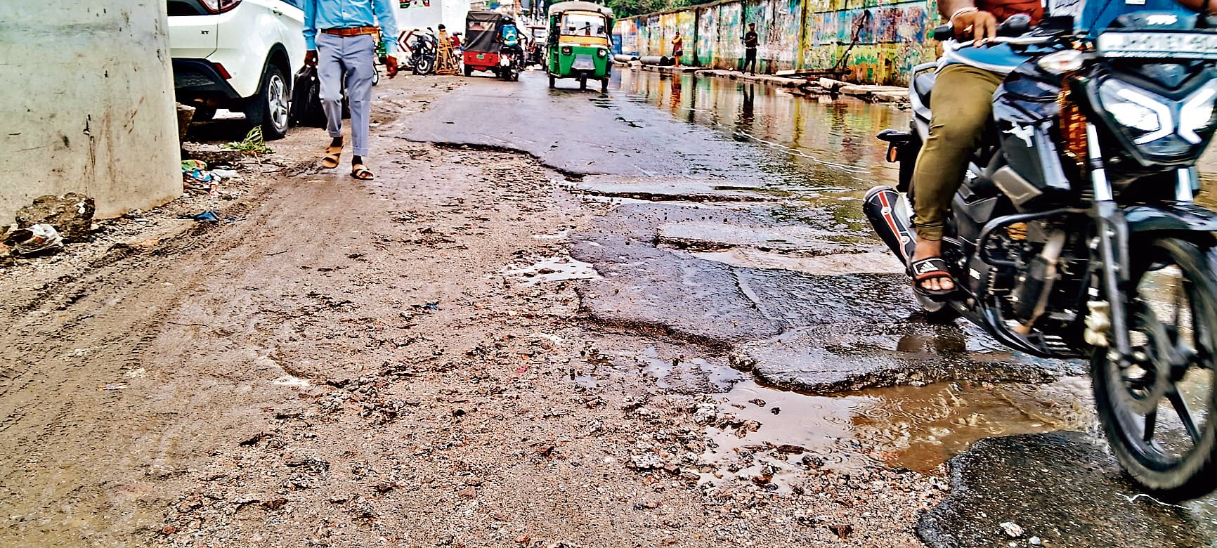 रातू रोड को दुरुस्त नहीं करा रही एजेंसी, सड़क पर केवल गड्ढे