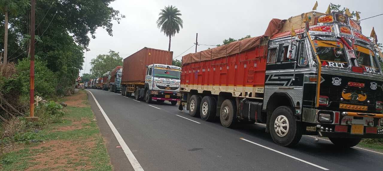 सड़क पर मोबिल गिरा, मसानजोर में चार घंटे तक लगा जाम
