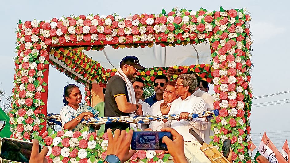 तृणमूल प्रत्याशी शांतिराम महतो के समर्थन में यूसुफ पठान का रोड शो