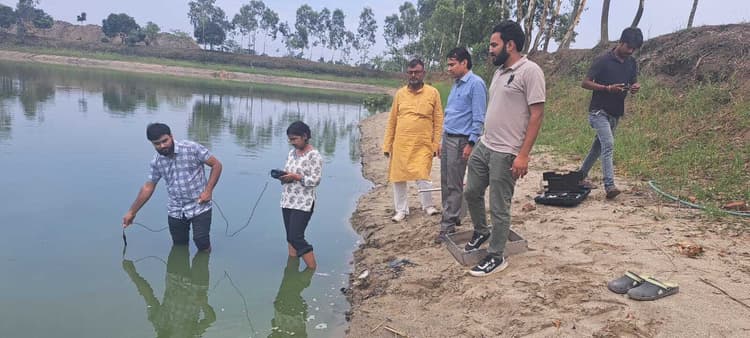 जामनीगुड़ी में मिट्टी व जलीय गुणवत्ता का किया परीक्षण, कृषकों को दी आवश्यक जानकारी