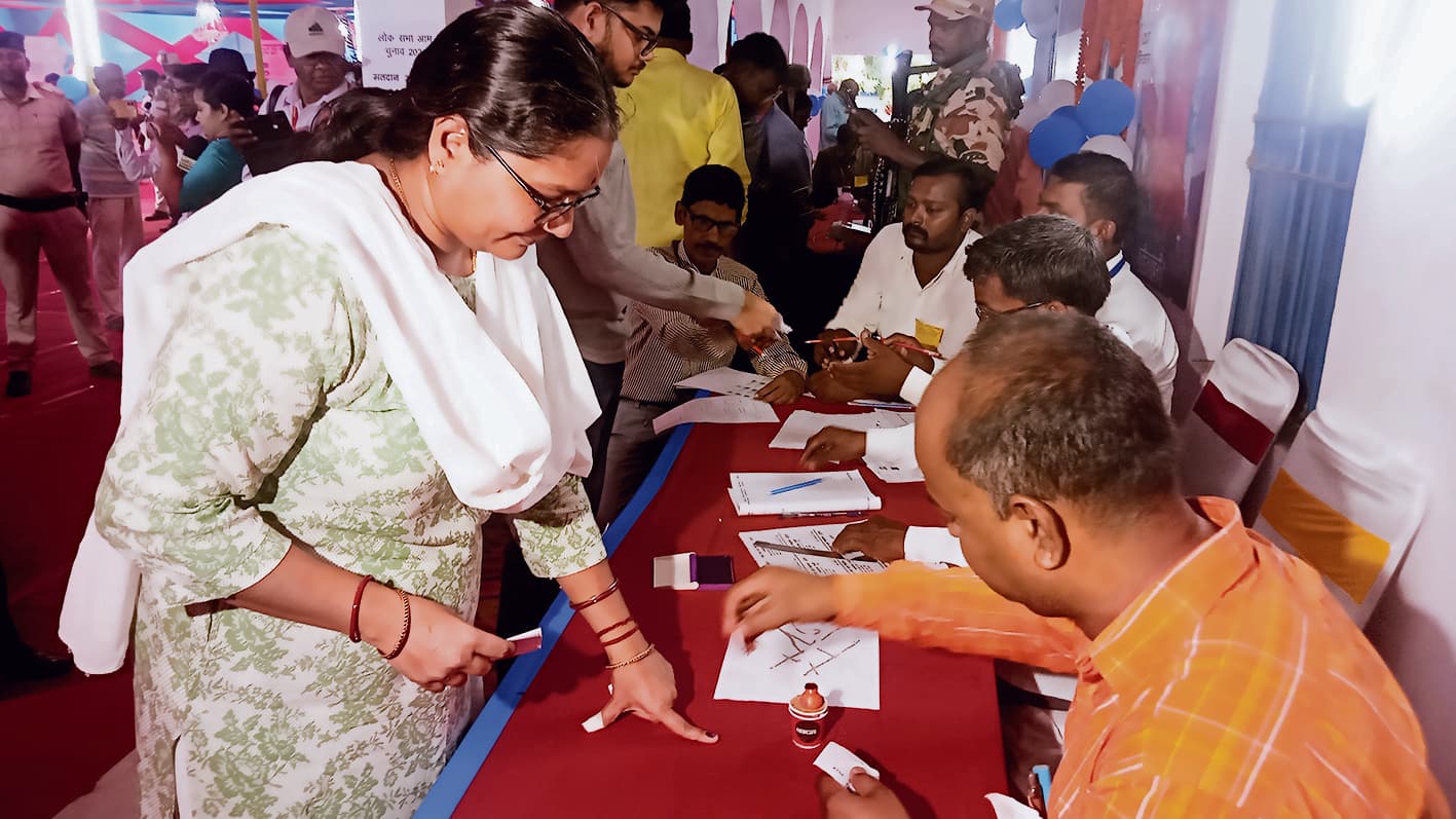 सारण में 54.5 फीसदी हुआ मतदान, कुछ बूथों पर झड़प