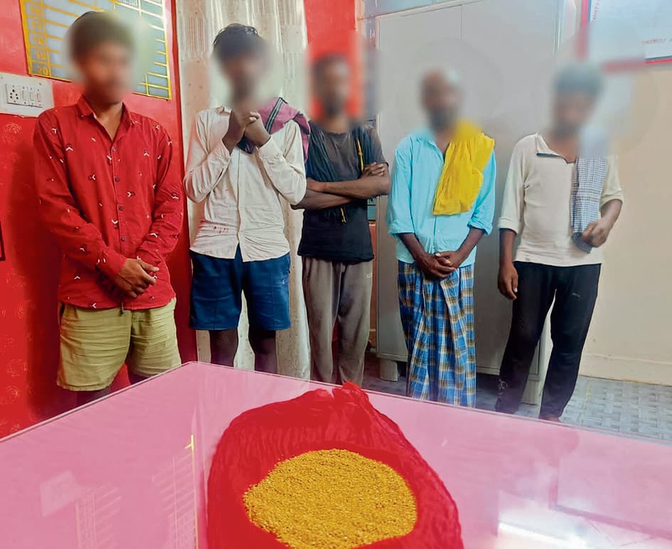 नकली सोने की बिक्री करते पांच ठग गिरफ्तार