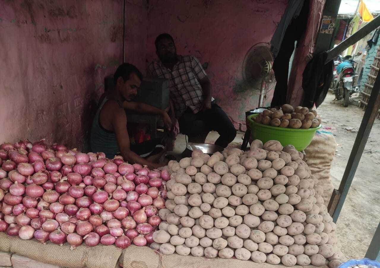 गरीबों की थाली में लगी आग, 30 रुपये प्रतिकिलो तक जा पहुंचा आलू