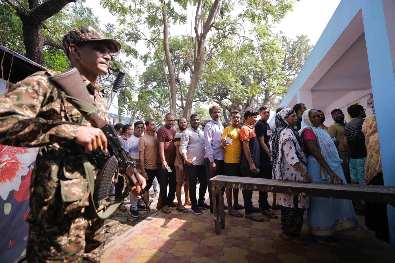 मतदान के दौरान कई जगह हुई हिंसा भिड़े तृणमूल व भाजपा कार्यकर्ता