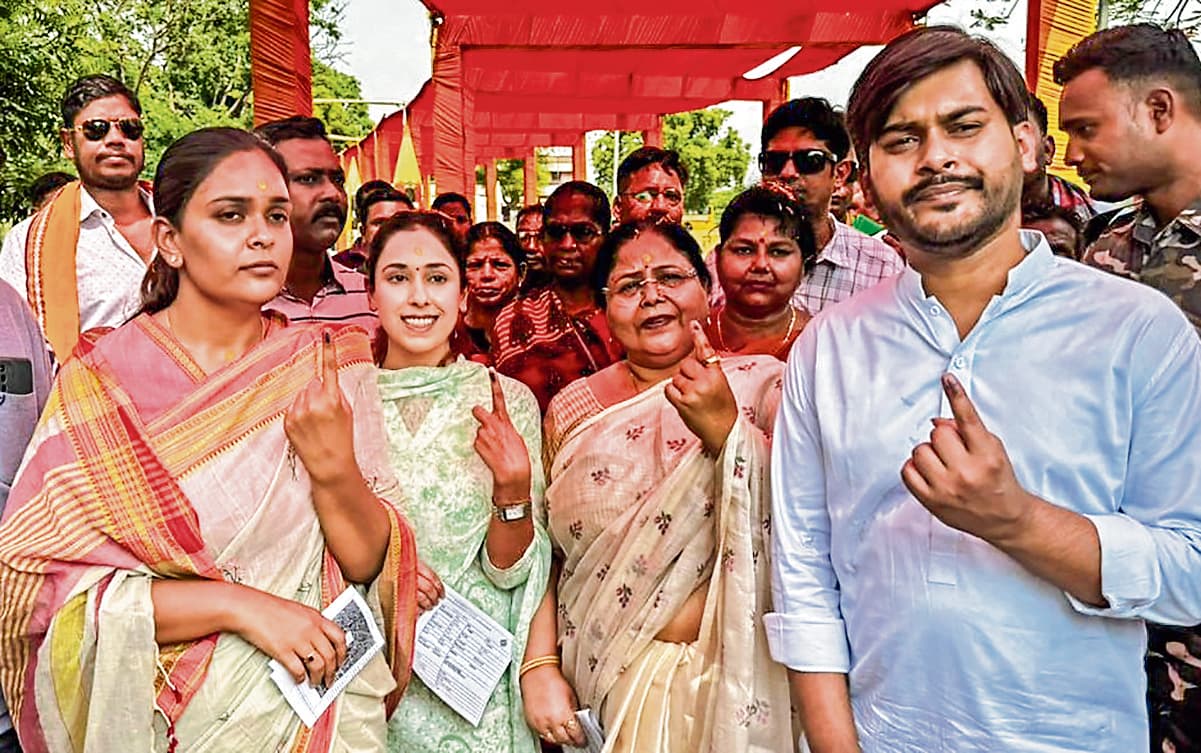 झारसुगुड़ा : सात बजे से बूथों पर दिखी कतार, इवीएम में गड़बड़ी के कारण देर से शुरू हुआ मतदान