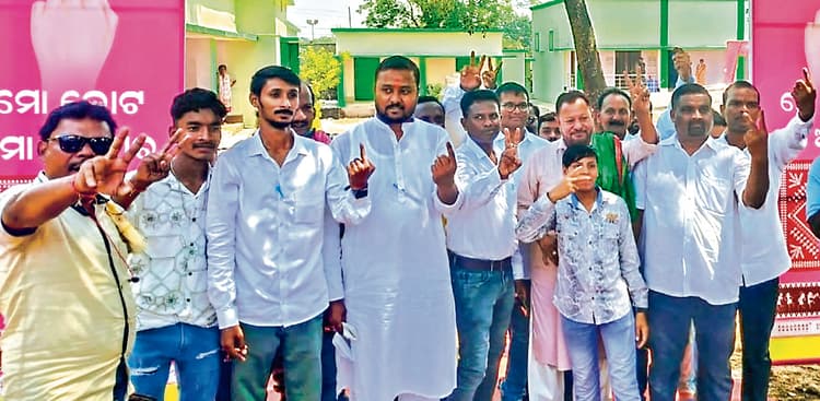 बिरमित्रपुर. कड़ी सुरक्षा के बीच हुआ मतदान, कई स्थानों पर मशीन में खराबी के कारण विलंब