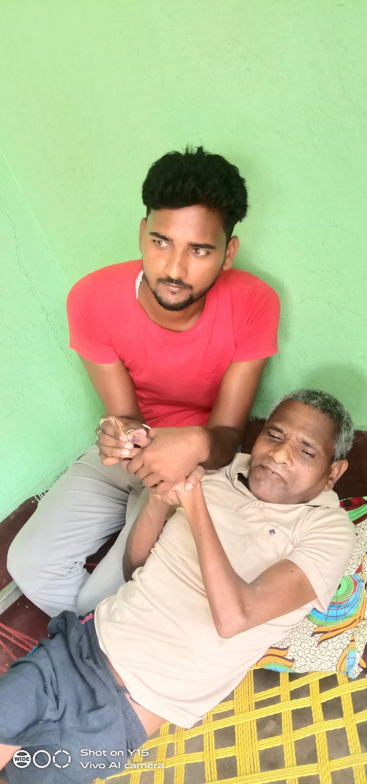 दिव्यांग मतदाता ने होम वोटिंग कर जाहिर की खुशी