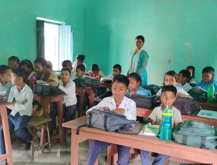 प्रात: छह बजे विद्यालय पहुंचने में शिक्षकों को झेलनी पड़ रही है परेशानी