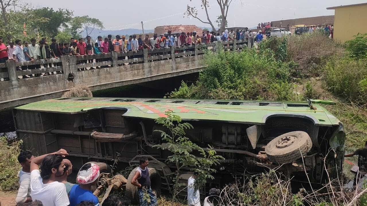 पुलिया की रेलिंग तोड़ नीचे गिरी बस, 33 घायल