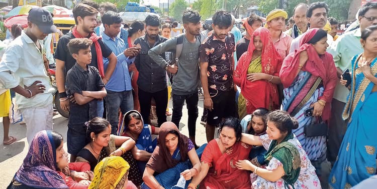 फीडर में करेंट से मानव बल की मौत, सड़क जाम