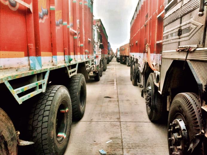 गोलबंर के पास जाम लगने से फोरलेन पर फंसे रहे वाहन, परेशान रहे लोग