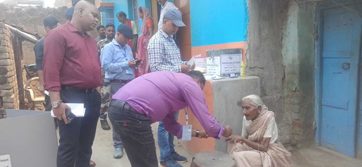 बुजुर्गों व दिव्यांग मतदाताओं ने अपने घर पर किया मतदान