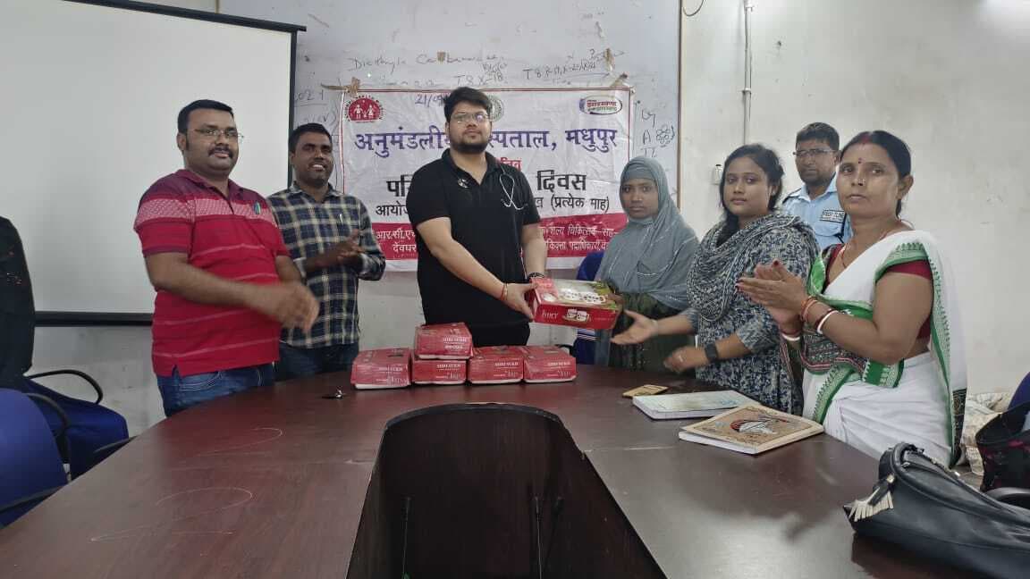 योग्य दंपतियों को दिये गये उपहार, परिवार नियोजन संबंधी जानकारी देकर किया जागरूक