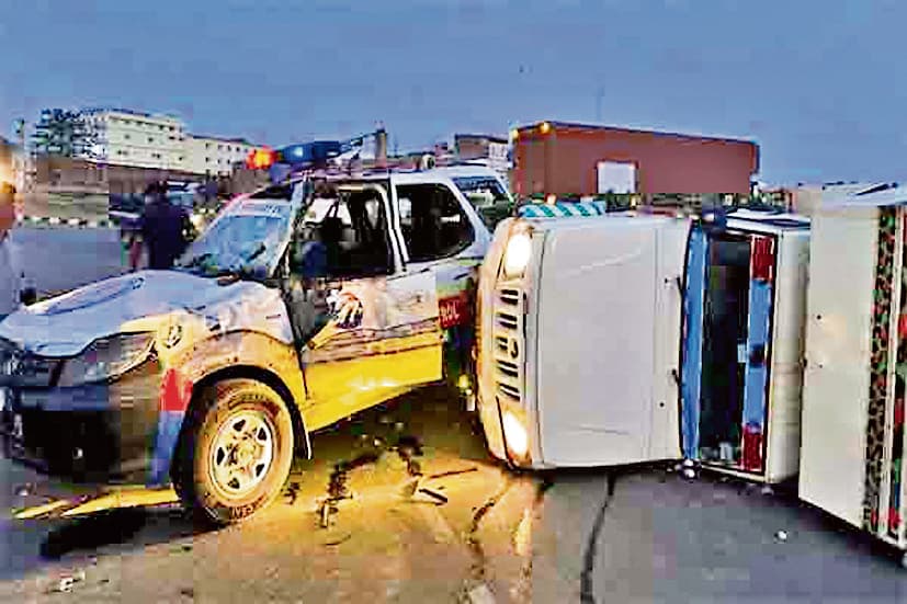 पीसीआर वाहन से टकरायी वैन, महिला आरक्षी समेत कई घायल