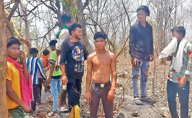 चतरा में ऑनर किलिंग : प्रेम प्रसंग से नाराज भाइयों ने बहन को टांगी से काट डाला, फरार