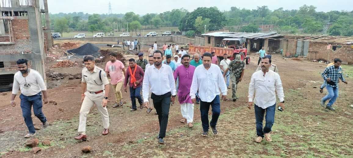 पीएम के कार्यक्रम को लेकर सभा स्थल का एसपी व डीसी ने किया निरीक्षण