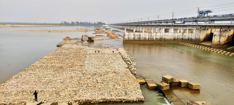 23 करोड़ की लागत से इंद्रपुरी सोन बराज की डाउनस्ट्रीम में हो रहा कार्य