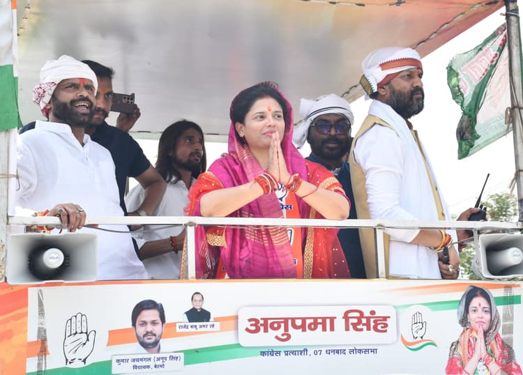 बाइक रैली में अनुपमा सिंह ने दिखायी ताकत