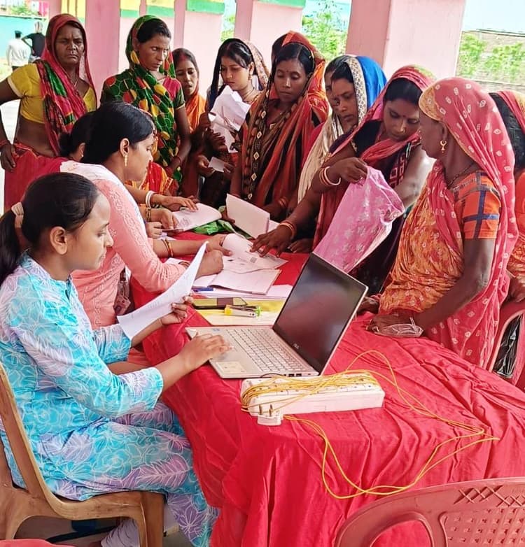 कैंप लगाकर सामाजिक सुरक्षा के निबटाए गये मामले