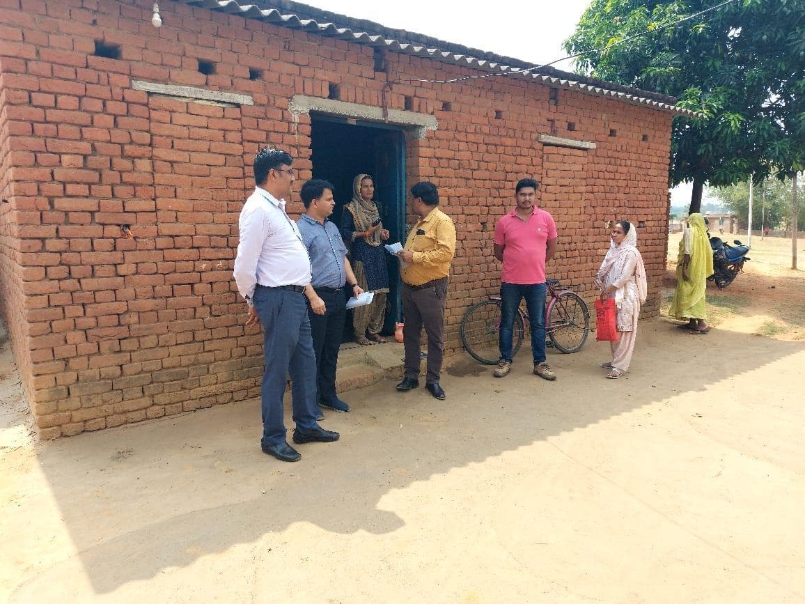 अवर सचिव ने मतदाता पर्ची वितरण कार्य का घर-घर जाकर लिया जायजा