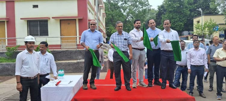 नवनिर्मित 140 टन क्रेन व बीएलसी बैगन को हरी झंडी दिखाकर किया रवाना