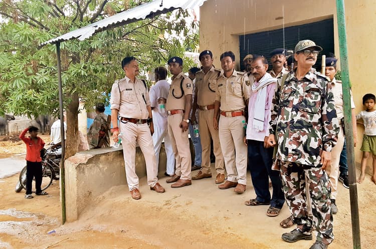 कर्मकिला पुलिस छावनी में तब्दील